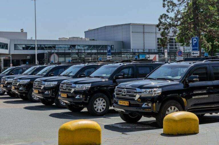 Chery dépasse Citroën, Dacia et Suzuki au Royaume-Uni en 2026 Black SUV police vehicles lined up at an airport parking area under clear skies.
