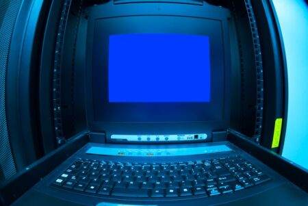 Usine IA Amazon au Texas : une centrale à gaz pourrait émettre jusqu’à 33 millions de tonnes de GES par an Close-up of a blue screen error shown on a data center control terminal.