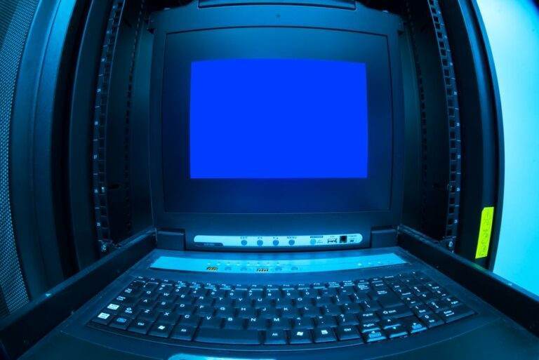 Usine IA Amazon au Texas : une centrale à gaz pourrait émettre jusqu’à 33 millions de tonnes de GES par an Close-up of a blue screen error shown on a data center control terminal.