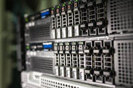 Data centers IA en 2026 : le calcul a une facture physique Close-up of server equipment in a modern data center highlighting technology infrastructure.