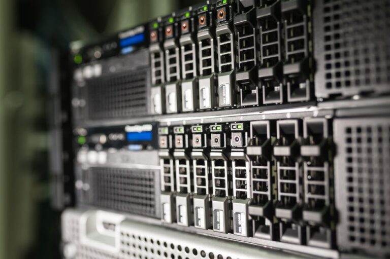 Data centers IA en 2026 : le calcul a une facture physique Close-up of server equipment in a modern data center highlighting technology infrastructure.