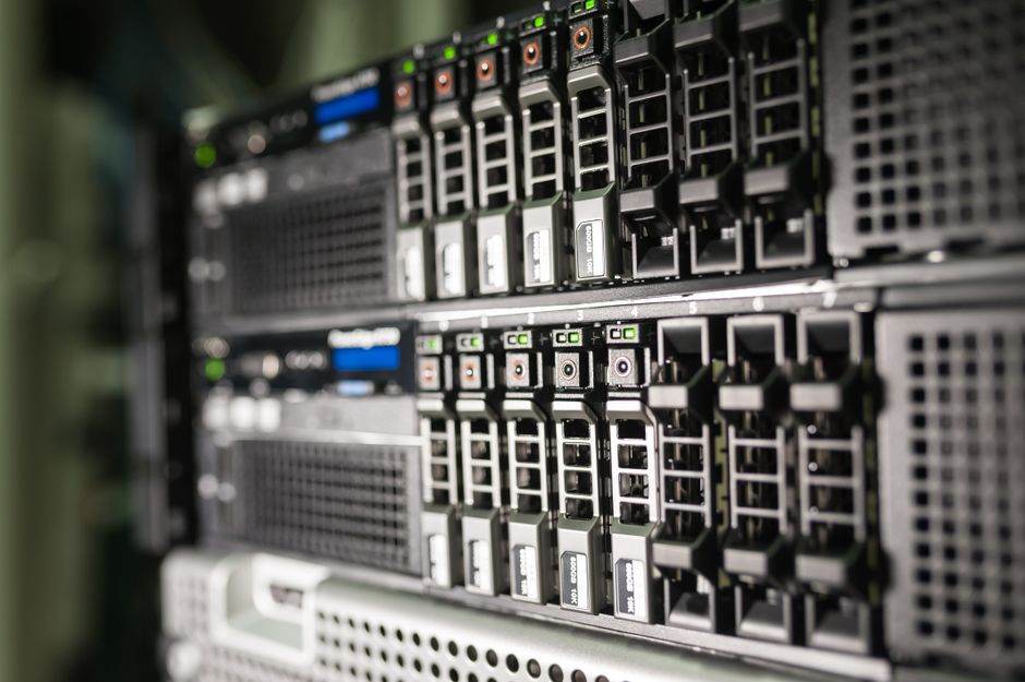Data centers IA en 2026 : le calcul a une facture physique Close-up of server equipment in a modern data center highlighting technology infrastructure.