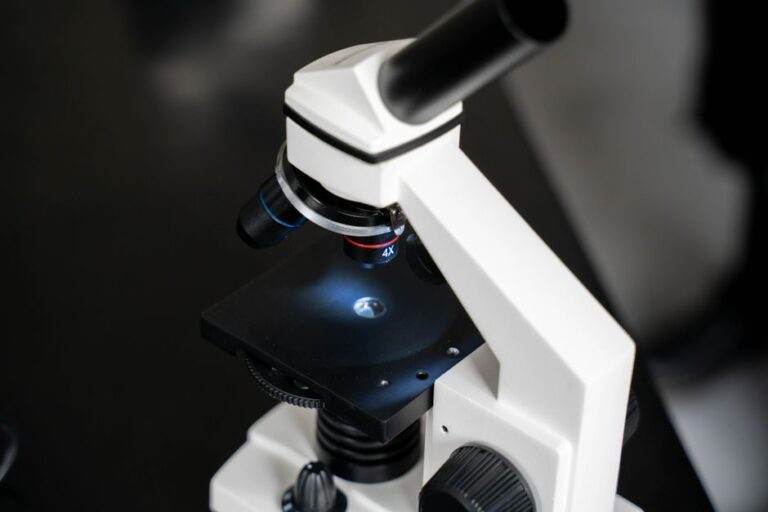 Photons sombres : une hypothèse, pas une découverte Close-up view of a laboratory microscope with selective focus, ideal for scientific use.