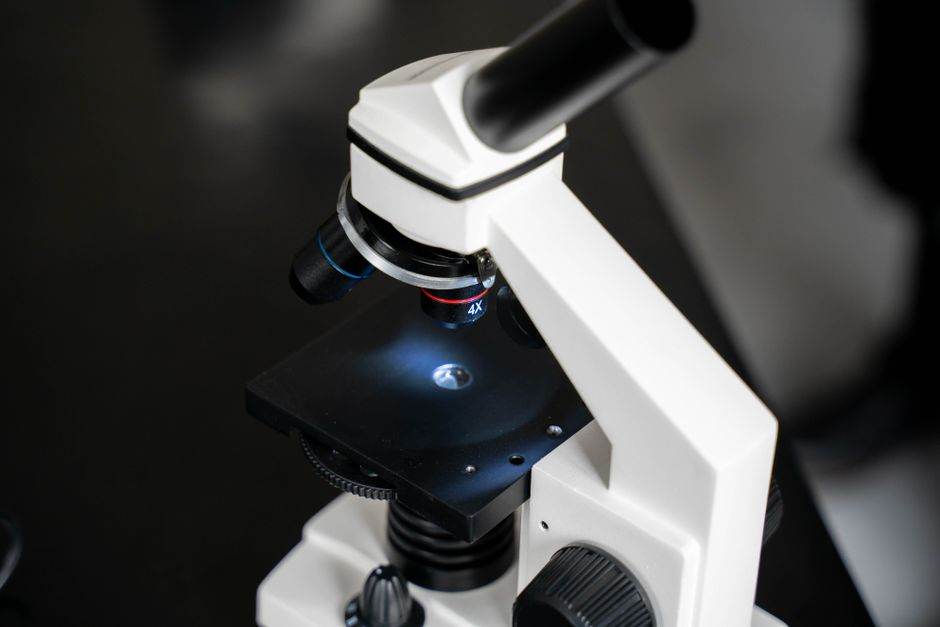 Photons sombres : une hypothèse, pas une découverte Close-up view of a laboratory microscope with selective focus, ideal for scientific use.