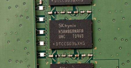 RAMpocalypse : DRAM/HBM déjà réservées pour 2027, la pénurie de RAM pourrait faire grimper vos achats Detailed view of SK hynix DRAM chips on a green circuit board featuring electronic components.