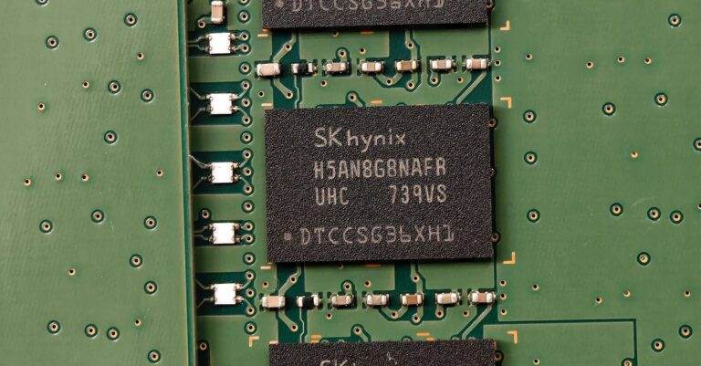 RAMpocalypse : DRAM/HBM déjà réservées pour 2027, la pénurie de RAM pourrait faire grimper vos achats Detailed view of SK hynix DRAM chips on a green circuit board featuring electronic components.