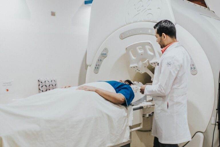 Le froid sous contrôle : la cryoablation guidée par IRM en 2026 Doctor assisting patient in MRI scanner during medical examination in hospital setting.