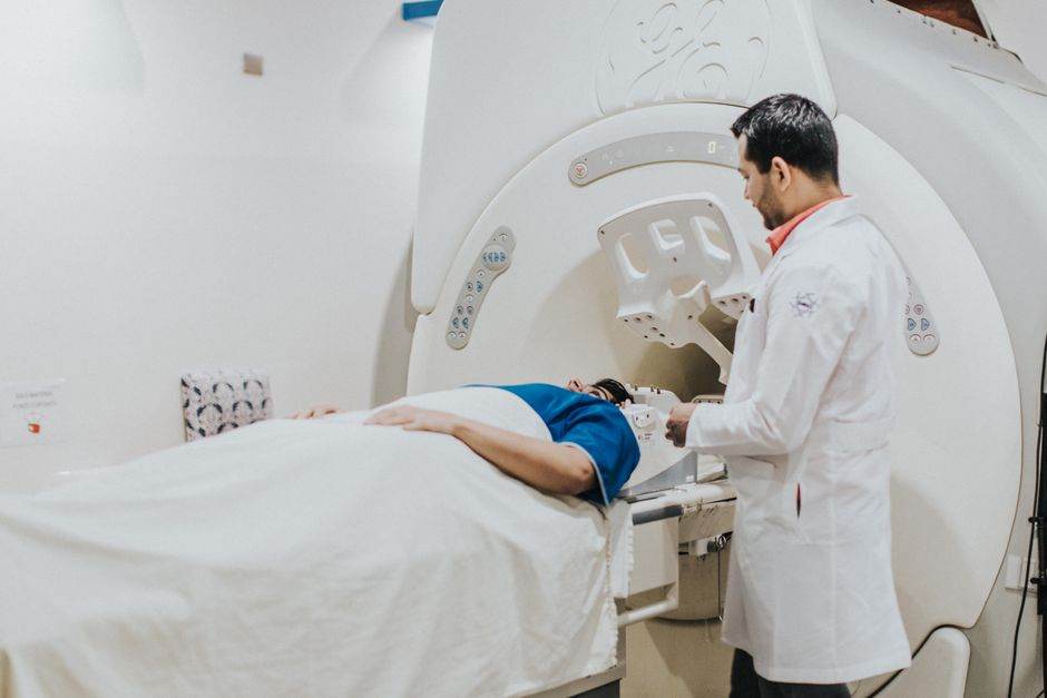 Le froid sous contrôle : la cryoablation guidée par IRM en 2026 Doctor assisting patient in MRI scanner during medical examination in hospital setting.