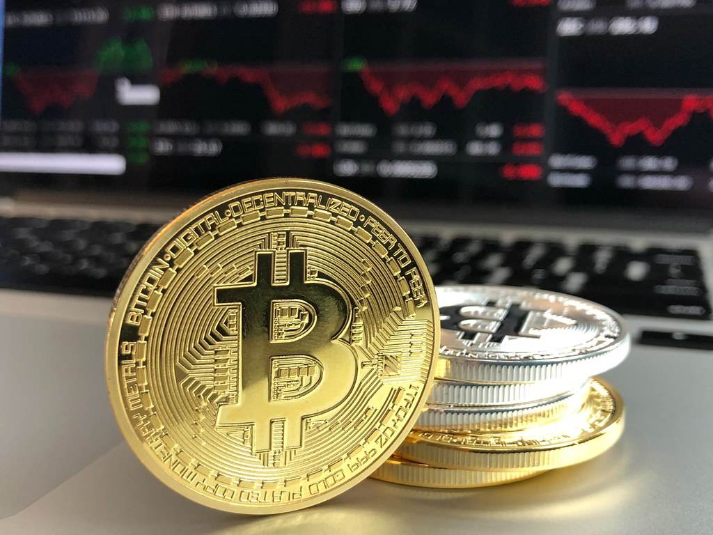 Gold and Silver Bitcoins - Credit to http://homedust.com/
