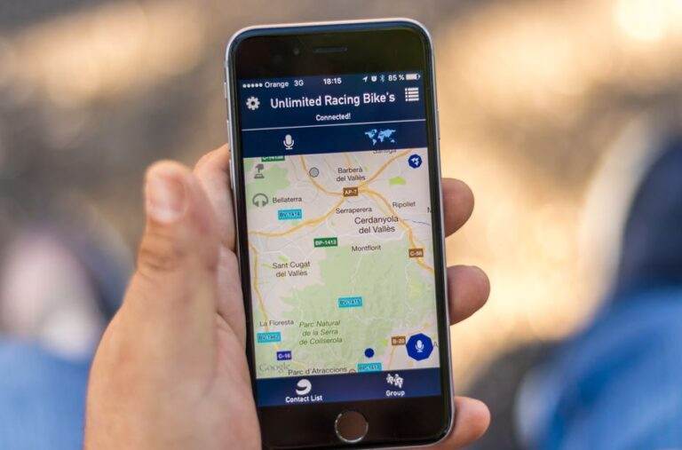 Smartphone Android en 2026 : usages étudiés et limites Hand holding smartphone displaying a GPS map application with location data.