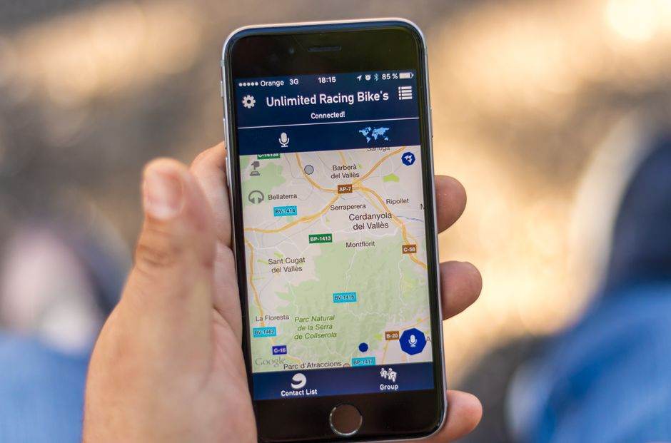 Smartphone Android en 2026 : usages étudiés et limites Hand holding smartphone displaying a GPS map application with location data.