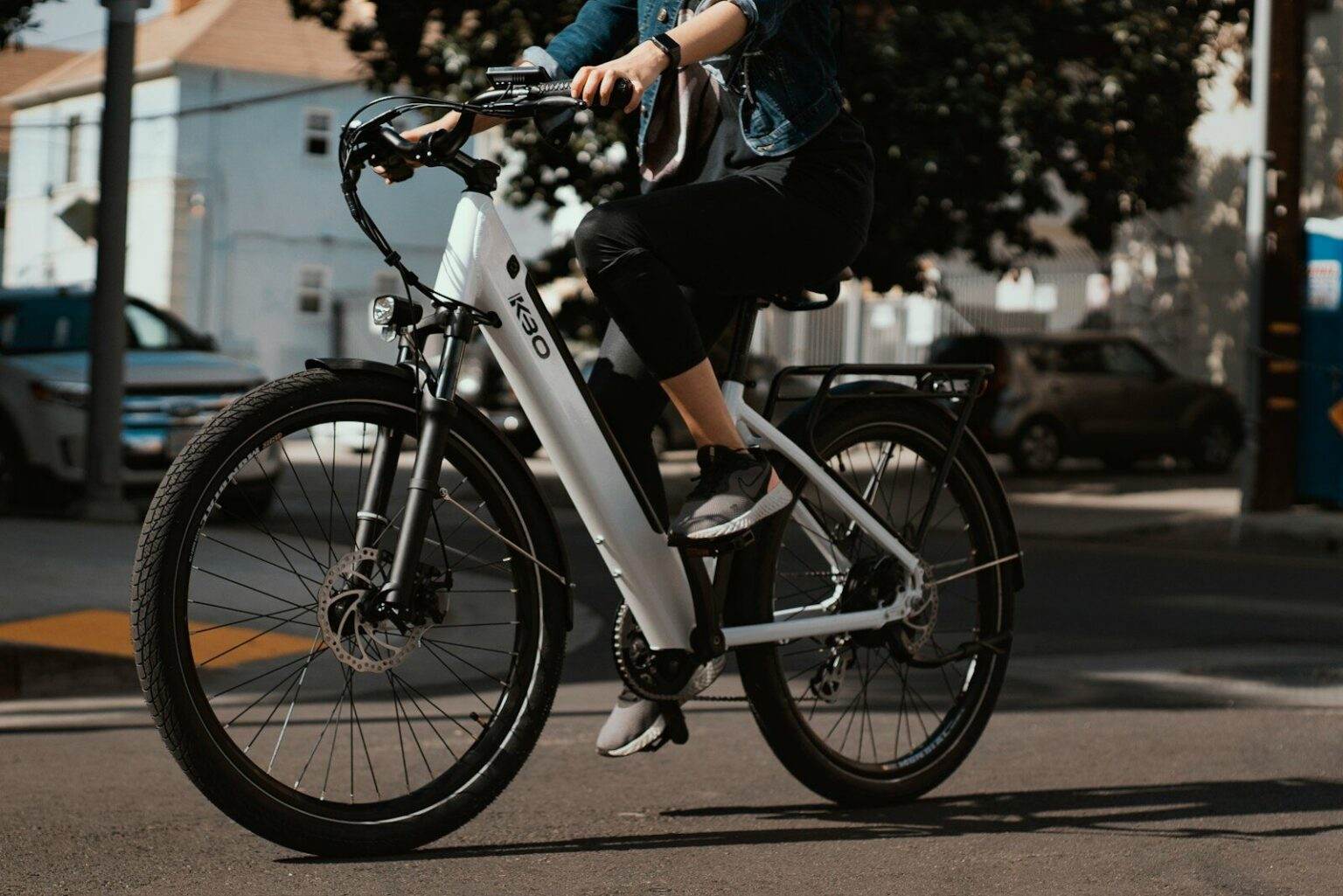 Les meilleurs vélos électriques légers pour les trajets du quotidien man in black jacket riding on white and black bicycle