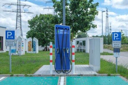 Voiture électrique en 2026 : les aides accélèrent-elles la demande? Public charging station with eco-friendly design for electric vehicles.