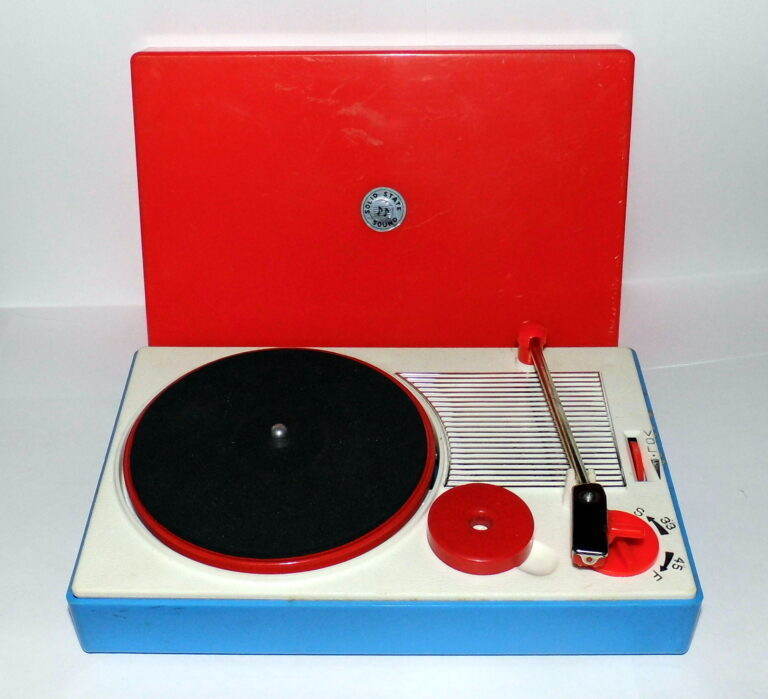 Batteries solides en 2026 : du laboratoire au pack automobile Vintage Miniature Portable Record Player, Solid State, Battery-Powered, No Manufacturer Name, Plays 33 and 45 RPM Records, Made in Japan, Measures 5.5 x 9 Inches, Vibrant Red, White and Blue Plastic Case (9809033265)