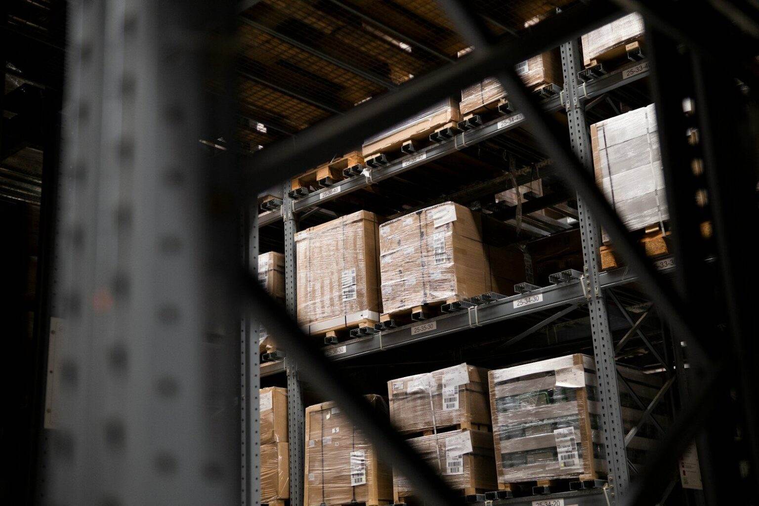Stockage automatisé en atelier : la fin du chaos dans les rayonnages ? a warehouse filled with lots of boxes and pallets