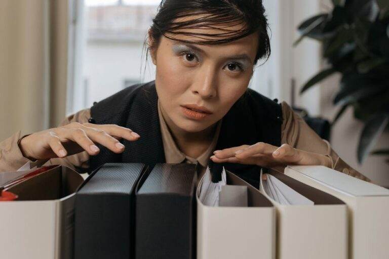 Google Drive pour ordinateur a cessé d’envoyer les photos et vidéos des dossiers locaux vers Google Photos le 10 août 2026 Woman organizing file folders in an office, showcasing focus and efficiency. Perfect for business and workplace themes.