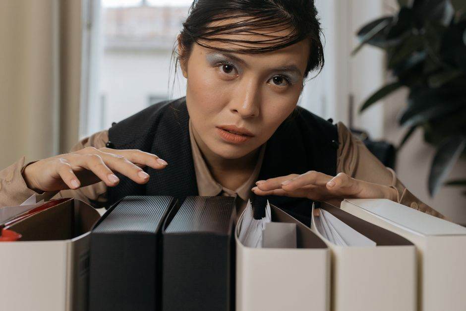 Google Drive pour ordinateur a cessé d’envoyer les photos et vidéos des dossiers locaux vers Google Photos le 10 août 2026 Woman organizing file folders in an office, showcasing focus and efficiency. Perfect for business and workplace themes.