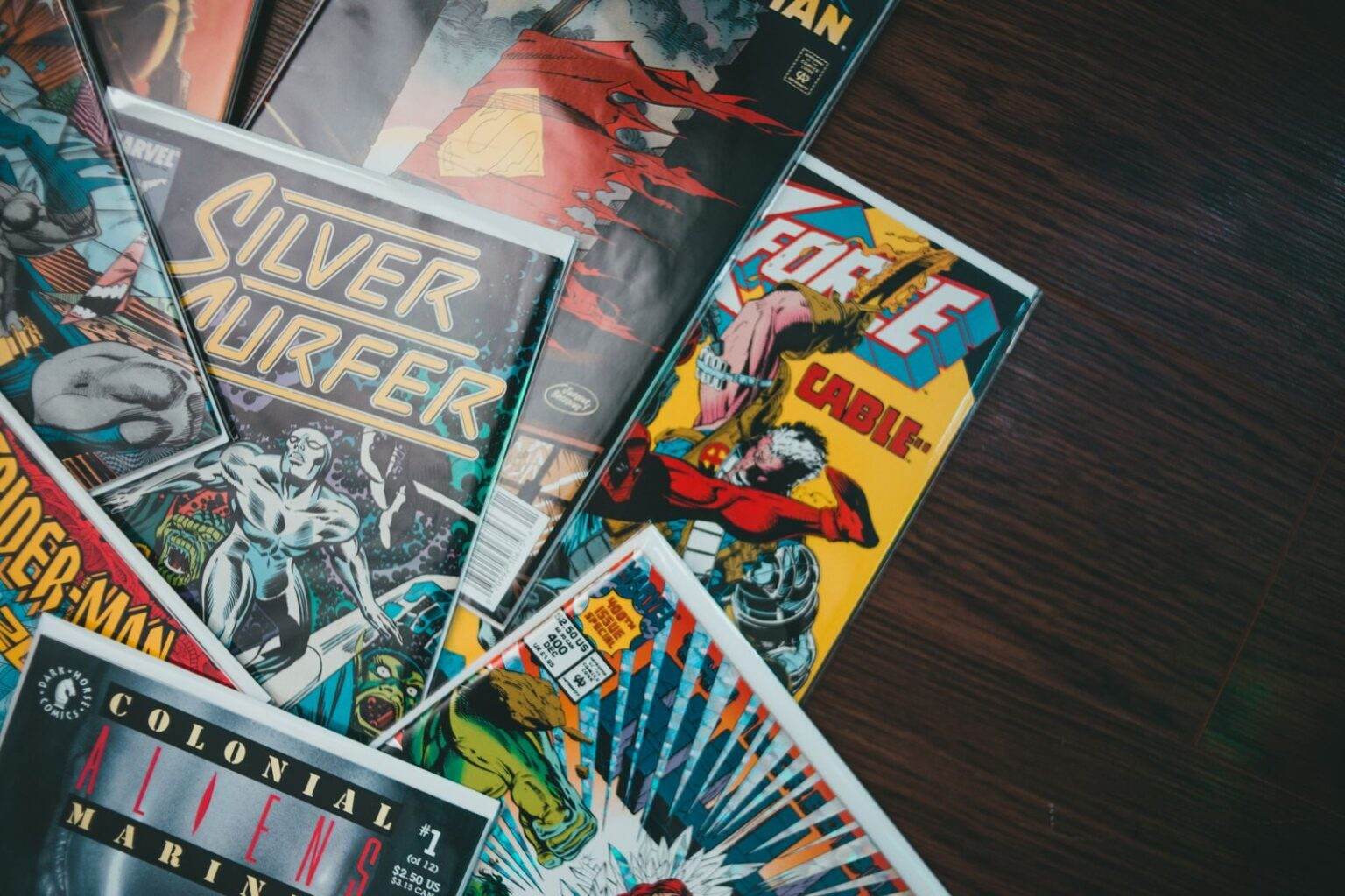 Fermeture de Reaper Scans : où retrouver ses manhwas et de nouvelles séries à lire From above of huge collection of various retro comic books with colorful covers placed on floor
