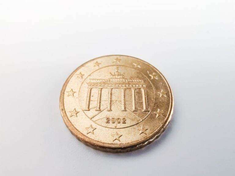 Pièce sur la box Wi-Fi : la monnaie n’améliore pas le signal A detailed view of a 2002 Euro coin featuring the Brandenburg Gate, emphasizing currency and design.
