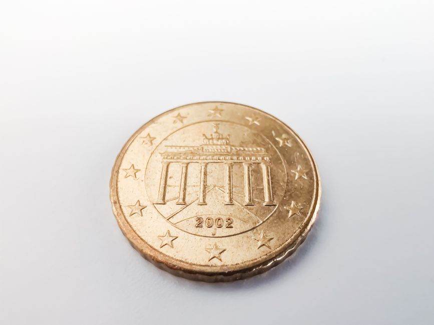 Pièce sur la box Wi-Fi : la monnaie n’améliore pas le signal A detailed view of a 2002 Euro coin featuring the Brandenburg Gate, emphasizing currency and design.