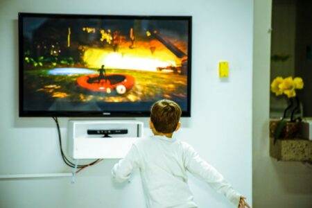 Prime Video en septembre 2026 : le calendrier des sorties A young boy intensely watching and interacting with a video game on a television screen indoors.