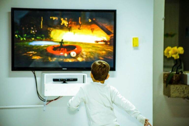Prime Video en septembre 2026 : le calendrier des sorties A young boy intensely watching and interacting with a video game on a television screen indoors.