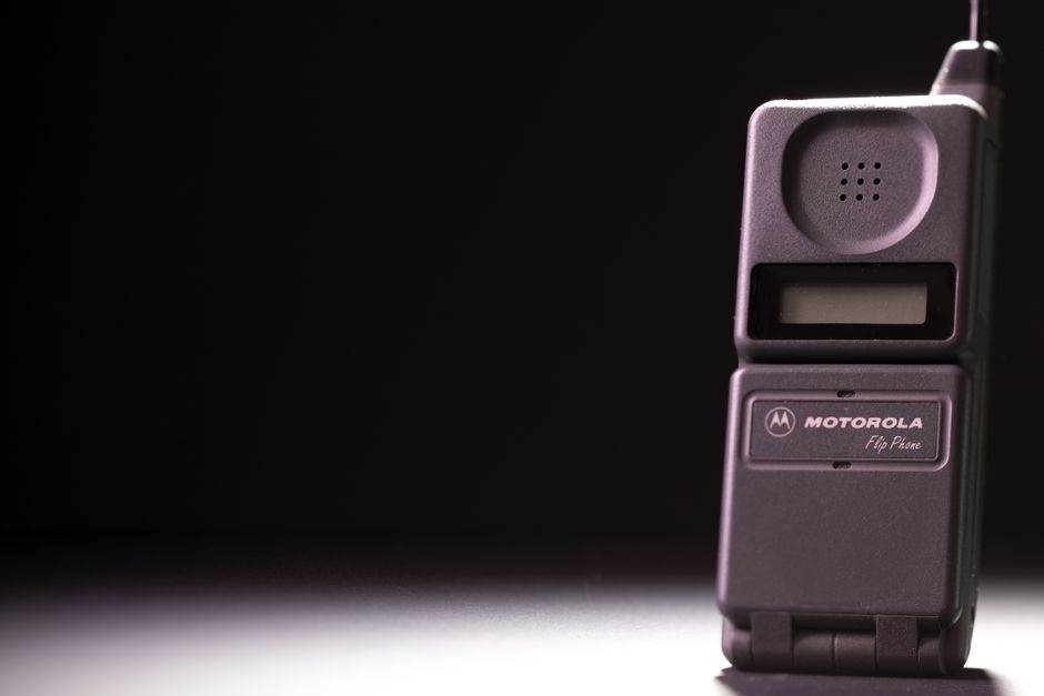 Motorola Signature 27 : capteur 200 MP et son Bang & Olufsen Classic Motorola flip phone on a dark background, highlighting its retro charm.