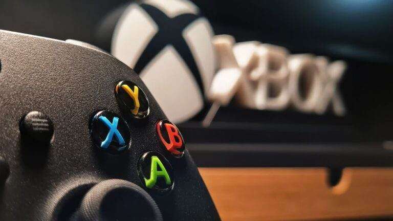 Xbox Game Pass : le cloud gaming passe au compteur Detailed view of Xbox gaming controller with vibrant buttons displayed indoors.
