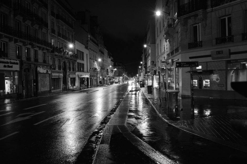 Canicules en 2026 : le pic ne suffit pas Explore a moody Paris street at night with wet pavement reflecting city lights.