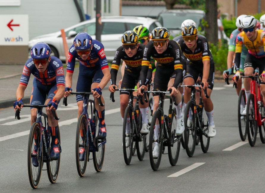 Engo3 Cyclist : prix, Garmin et limites des lunettes HUD Group of cyclists racing on city streets during a competitive cycling event.