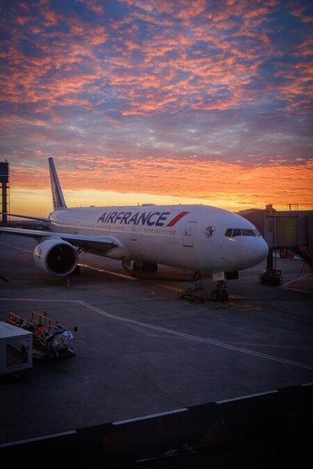 Navette Lille vers CDG : le bon choix pour arriver à Roissy sans stress Air france airplane parked at gate during sunset