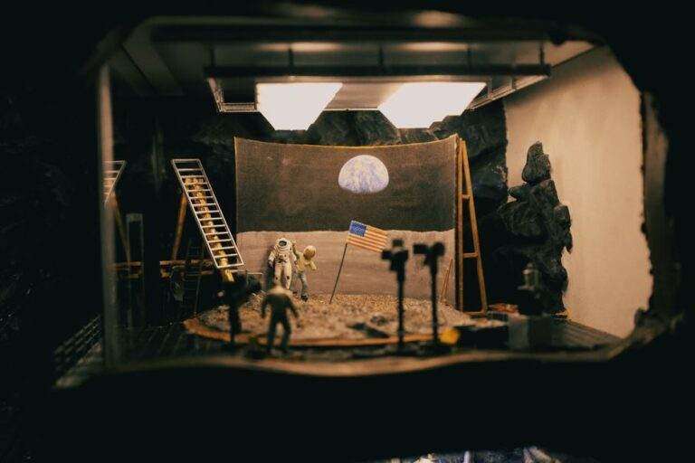 Artémis II : ce que la rumeur des radiations ne prouve pas A creative diorama depicting the moon landing with astronauts and flag in a studio setup.