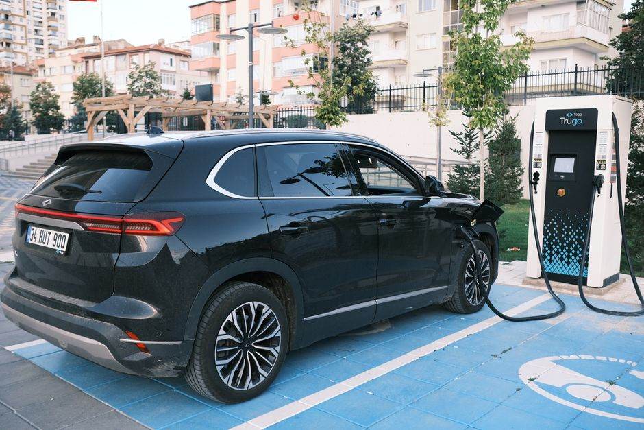 Recharge ultrarapide : ce que cachent neuf minutes Electric car charging at a station in Niğde, Türkiye, highlighting clean energy.