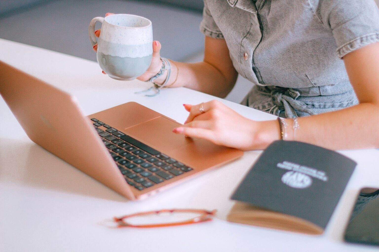 Community management à La Rochelle : ce qui donne vraiment envie de pousser votre porte A woman sitting at a table with a laptop and a cup of coffee