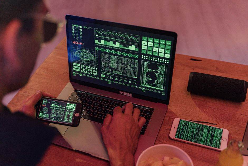 Bitdefender Total Security à 47,50 € : jusqu’à cinq appareils, VPN plafonné Man working with cybersecurity software on laptop and smartphone.